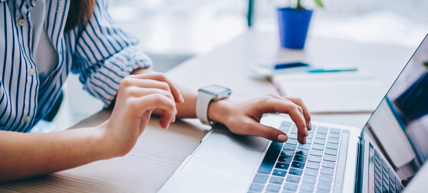 Cliente manifestando envíos rodeado de paquetes