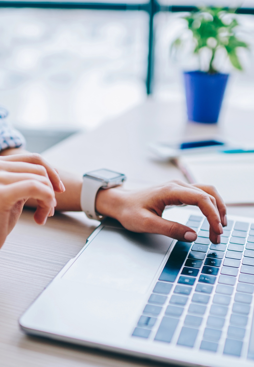 Cliente manifestando envíos rodeado de paquetes
