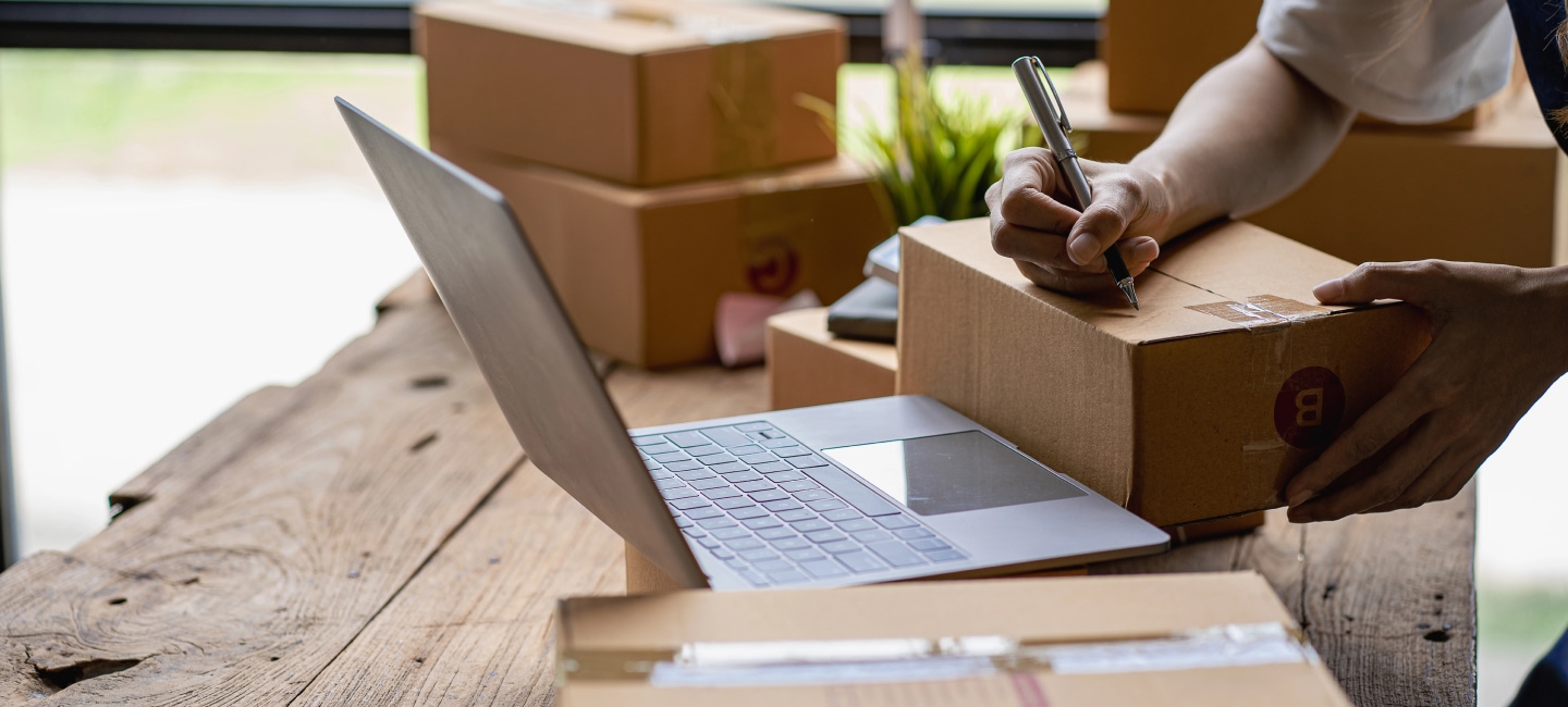 Persona preparando paquetes de su tienda online para envíos con CTT Express.