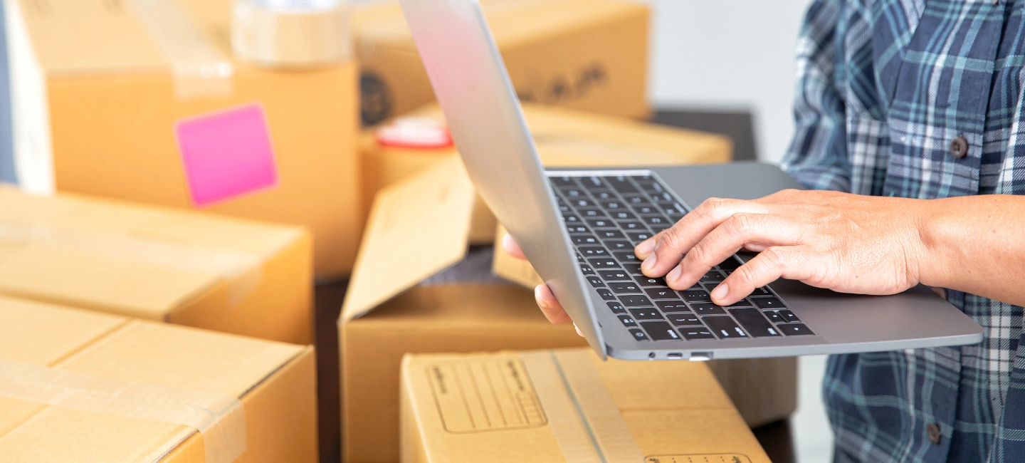 Gestión digital de envíos y paquetes integrados con CTT Express desde un portátil.