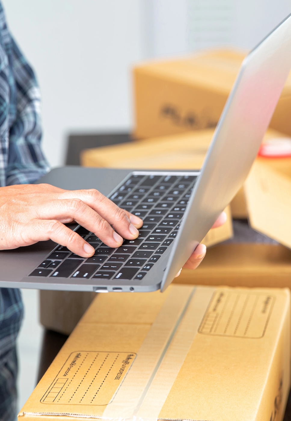 Gestión digital de envíos y paquetes integrados con CTT Express desde un portátil.