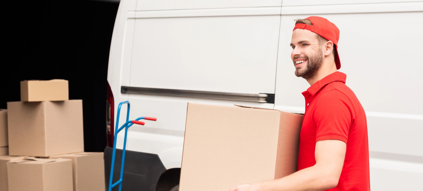 Repartidor de CTT Express entregando paquetes frente a una furgoneta.