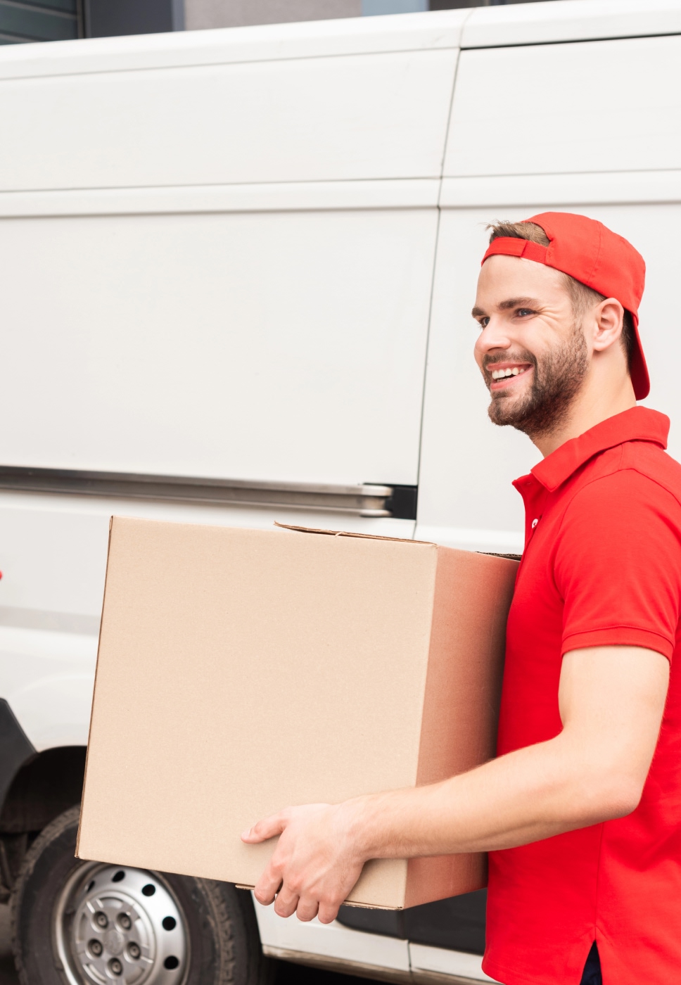 Repartidor de CTT Express entregando paquetes frente a una furgoneta.